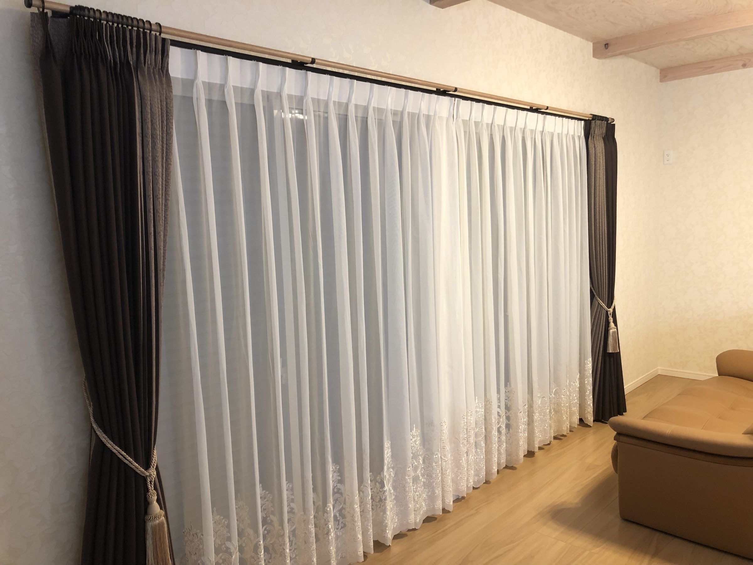 カーテンを掛けた入居後のリビング